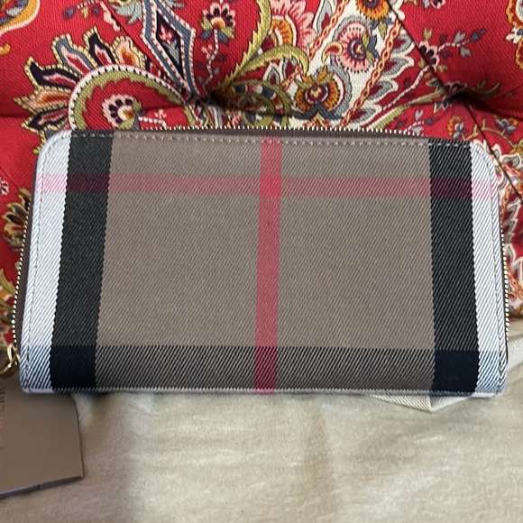 Burberry wallet. Like new condition. - Picture 5 of 6